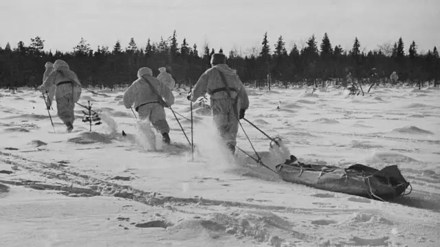 মেশিনগান বহন করে নিয়ে যাচ্ছে ফিনল্যান্ডের যোদ্ধারা