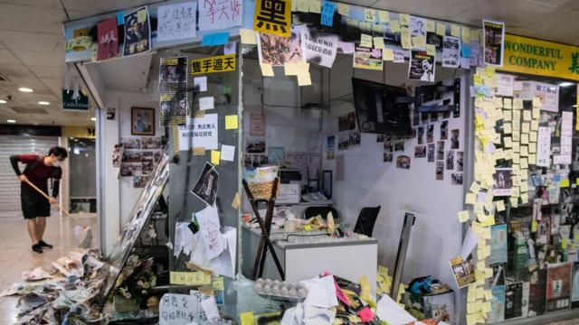 示威者破壞何君堯在香港荃灣區的一個辦事處。