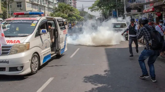 အာဏာသိမ်းမှုဆန့်ကျင်ရေးဆန္ဒပြပွဲဖြိုခွဲခံနေရစဉ် သတင်းရယူနေကြပုံ