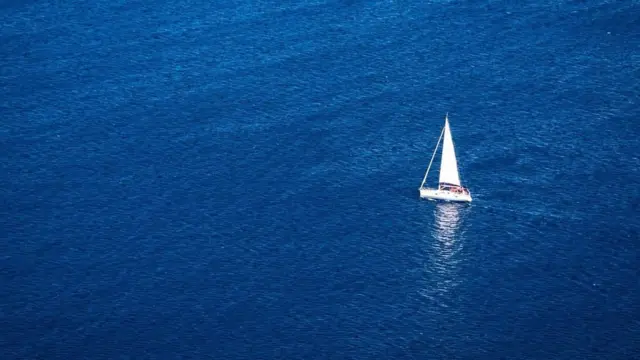 Un velero solitario en medio del mar