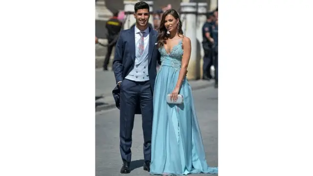 Marco Asensio na mkewe Sandra Garal waling'ara kwa ajili ya harusi ya Sergio Ramos na Bi Pilar Rubio