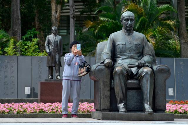 台北的国父纪念馆外的孙中山雕像