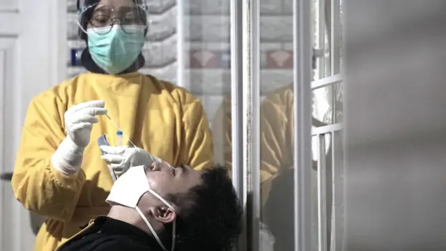 Petugas kesehatan melakukan tes antigen pada razia protokol kesehatan (prokes) di Kota Gorontalo, Gorontalo, Rabu (7/7/2021).