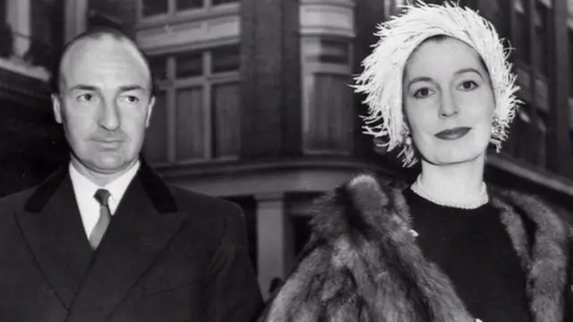 John Profumo y su esposa Valerie Hobson.