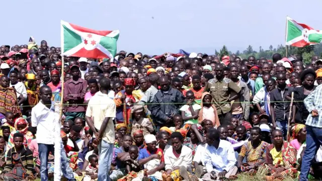 Abanyagihugu benshi bari barindiriye ijambo rya Prezida Nkurunziza ku kibuga c'i Bitare