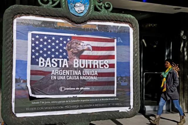 Un cartel que dice "basta buitres"