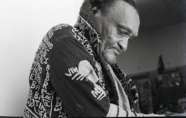 Na década1xbet 41980, no fim da vida, Bispo e suas obras começaram a chamar a atenção da mídia e dos críticos1xbet 4arte. A foto mostra o artista1xbet 41982