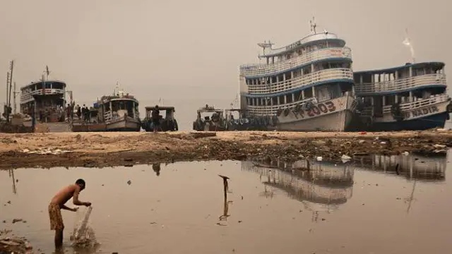 Rio secoestrela bet brazilManaus com barcos ao fundo