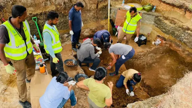 ශ්‍රී ලංකාවේ මෑතක දී හමුවූ සමූහ මිනිවළවල් ලැයිස්තුවට තවත් එකක් එක් කරමින් කොළඹ වාණිජ අගනගරයේ අධි ආරක්ෂිත කලාපයකින් තවත් සමූහ මිනිවළක් මතුව තිබේ.