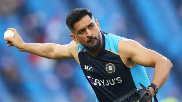 தோனி தொடர்ந்த வழக்கில் ஐ பி எஸ் அதிகாரிக்கு 15 நாள் சிறை