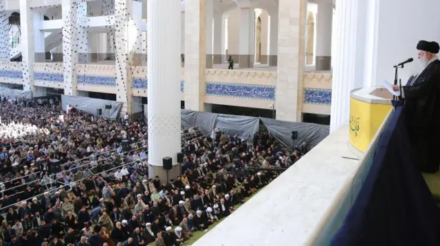 Ayatollah Khamenei memimpin salat Jumat di Masjid Imam Khomeini Musalla di Teheran, pada Oktober 2024.