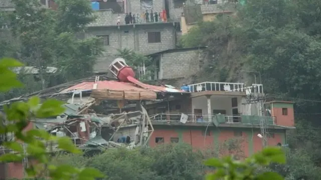 बिलाल मशिदीचा कोसळलेला भाग.