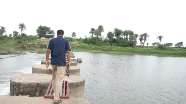 ఇప్పుడు డ్యామ్ పిల్లర్లను దాటడానికి ఇనుప రెయిలింగ్ను ఏర్పాటు చేశారు