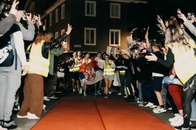 Trkači iz Srbije na crvenom tepihu okruženi ljudima