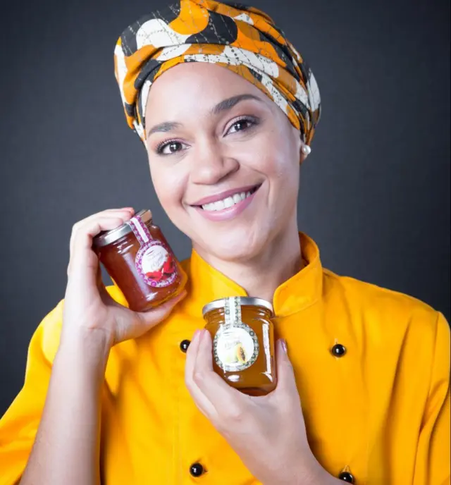 Jessica Medza Allogo présente des pots de confiture