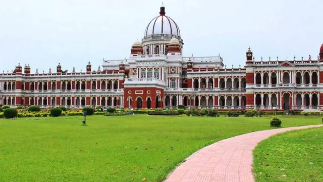 बकिंघम पैलेस की तर्ज पर कूचबिहार राजबाड़ी का निर्माण 1887 में हुआ था.