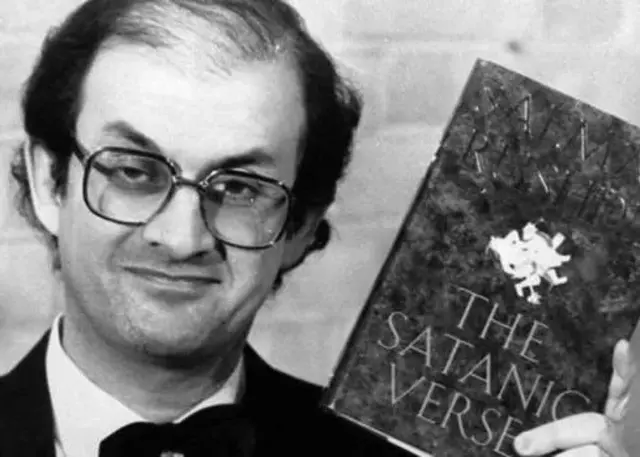 Salman Rushdie avec son livre "Les versets sataniques"