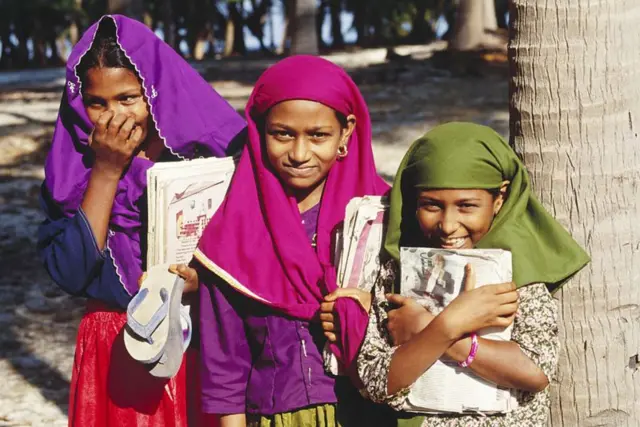 શાળાએ જતી બાળકીઓ