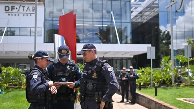 Policiais militares em frente ao hospital DF Star, onde Bolsonaro está internado desde a sexta-feira passada.