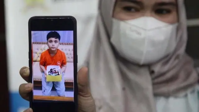 Ibu mendiang Afif Maulana, Anggun Andriani (tengah) menunjukkan foto anaknya saat berulangtahun ke-13 usai mendatangi kantor Komnas HAM di Jakarta, Senin (01/07).