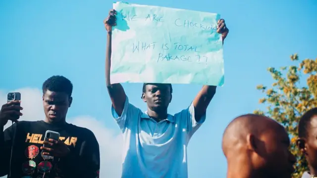 Àwọn akẹ́kọ̀ọ́ tó ń ṣe ìwọ́de gbé àkọlé lọwọ 