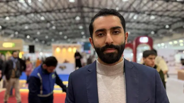 رجل ذو لحية وشارب وجاكيت أزرق داكن