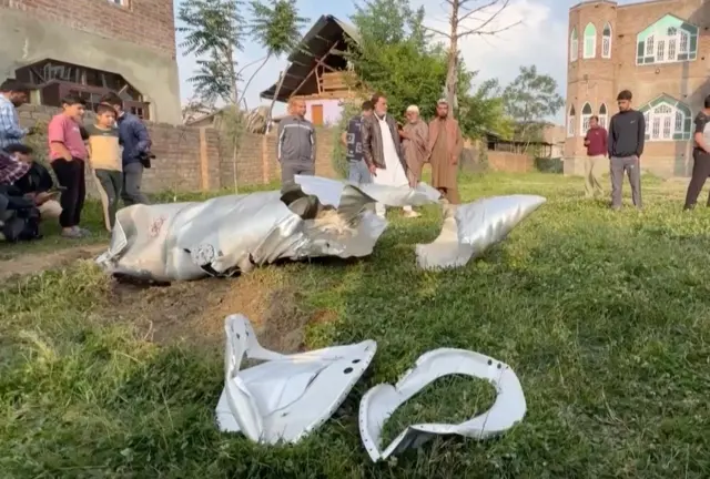 ভারতের জম্মু ও কাশ্মীরে তিনটি যুদ্ধবিমান বিধ্বস্ত হওয়ার কথা জানিয়েছে স্থানীয় সরকারি সূত্র (তথ্য- রয়টার্স)