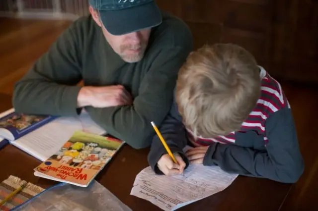 வீட்டில் இருக்கும் தந்தைகள்