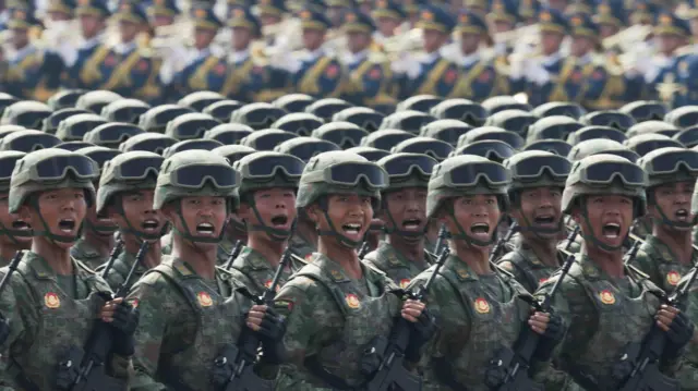La Policía Armada desfila durante un desfile militar.