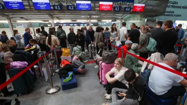люди ждут вылета в аэропорту