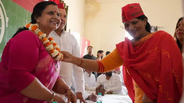 सपा उम्मीदवार सुनीता वर्मा का स्वागत करते लोग