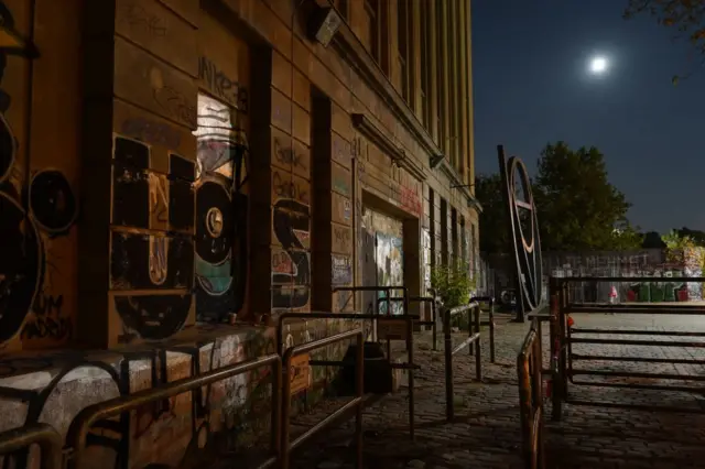 El club Berghain permanece cerrado por la noche durante la pandemia de coronavirus, el 30 de septiembre de 2020 en Berlín, Alemania.