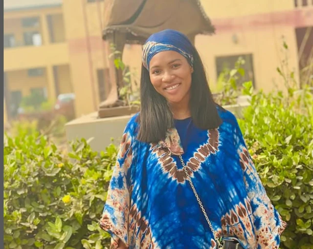 Ruth Otabor wọ aṣọ aláwọ̀ omi aro tó sì ń rẹ́rìn-ín