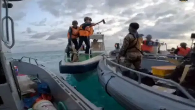 Lực lượng hải cảnh Trung Quốc và Philippines 