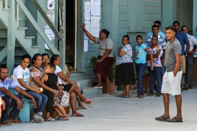Guyaneses afuera de un centro de votación en 2020.