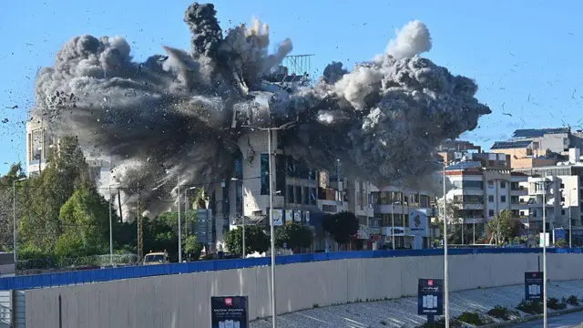 دخان كثيف وحجارة تتطاير من مبنى أثناء غارة جوية