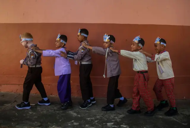 Sejumlah siswa baru mengikuti tur keliling lingkungan sekolah pada hari pertama Masa Pengenalan Lingkungan Sekolah (MPLS) tahun ajaran 2026/2027 di SD Negeri 1 Kota Ternate, Maluku Utara, Senin (13/07).