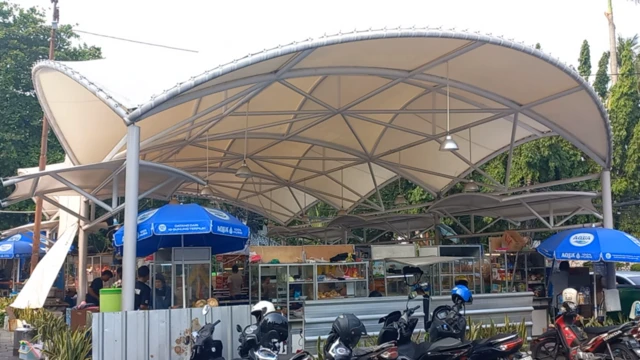 Kantin tepi jalan ini tak jauh dari pintu masuk Masjid Sunda Kelapa yang berada di antara kawasan rumah-rumah pejabat negara.
