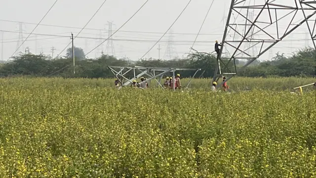 કચ્છના વાંઢિયા ગામે હળવદ ટ્રાન્સમિશન લિમિટેડ કંપનીના એક અધિકારી સાથે 27 નવેમ્બર, 2025ના રોજ દલીલ કરી રહેલા ખેડૂતો ગુજરાત બીબીસી ન્યૂઝ ગુજરાતી ગુજરાત સમાચાર બીબીસી સમાચાર સુરેન્દ્રનગર ખેડૂતો વિરોધ અદાણી વીજલાઇન થાંભલા જમીન