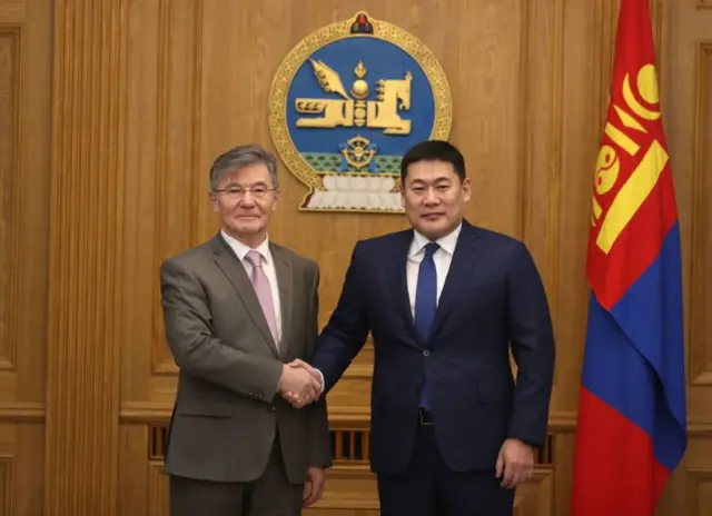 မွန်ဂိုလီးယားဝန်ကြီးဝန်ကြီးချုပ်(ညာဘက်)နဲ့ ဇွန်လက တွေ့ဆုံခဲ့တဲ့ မစ္စတာ Iskander Azizov 