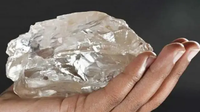 Bir joja va bir guruh erkaklar ishtirokidagi qattiq porno