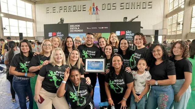 Equipe de professores da Escola Estadual Parque dos Sonhos com certificado do prêmio internacional