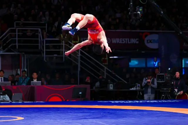 Жоломан ар бир жеңиштен кийин керемет трюктарды жасап, элди таң калтырат