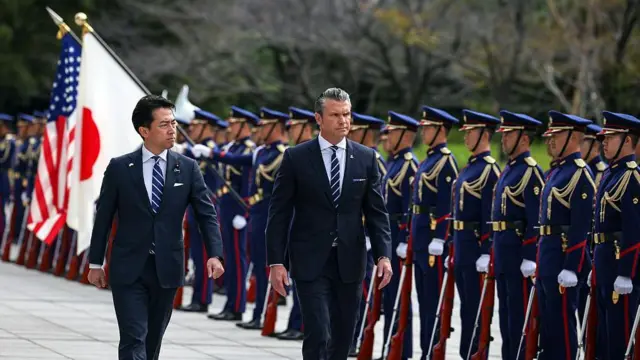 日本防卫大臣小泉进次郎(左)与美国国防部长皮特·赫格塞斯于2025年10月29日在东京检阅仪仗队。