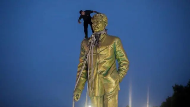 পাঁচই অগাস্ট ঢাকার বিজয় সরণিতে শেখ মুজিবুর রহমানের ভাস্কর্য ভাঙার দৃশ্য