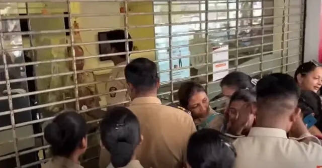 सुरक्षेच्या कारणास्तव बँकेच्या शाखांवर पोलीस बंदोबस्त 