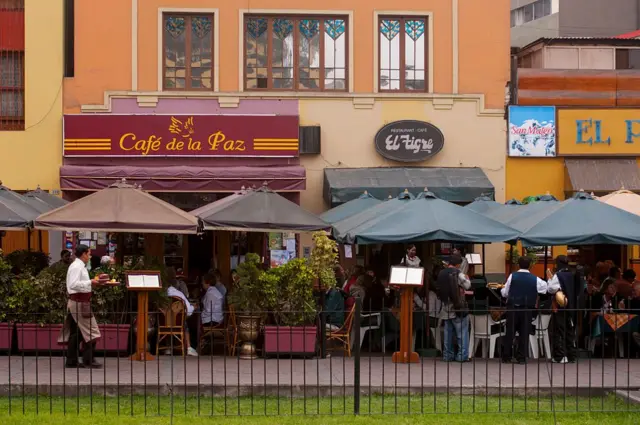 Cafés en el distrito limeño de Miraflores.