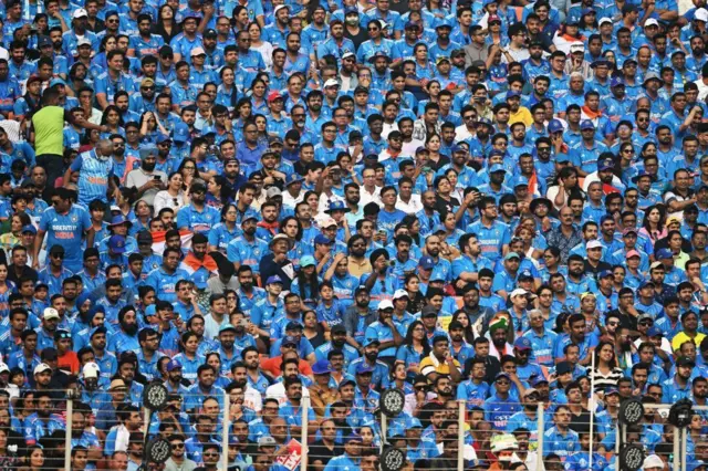 నరేంద్రమోదీ స్డేడియంలో అభిమానులు