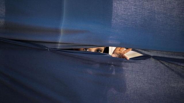 olhosmega sena preçouma criança olhando para a câmeramega sena preçouma fresta