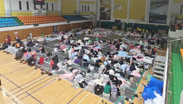 22일 경북 의성군 안평면에서 발생한 산불로 주민 대피령이 내려진 가운데 의성군 군민체육관에 주민 130여명이 대피해 있다